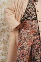 Le Pantalon Randy En Velours Tapis Fleurs Rouges