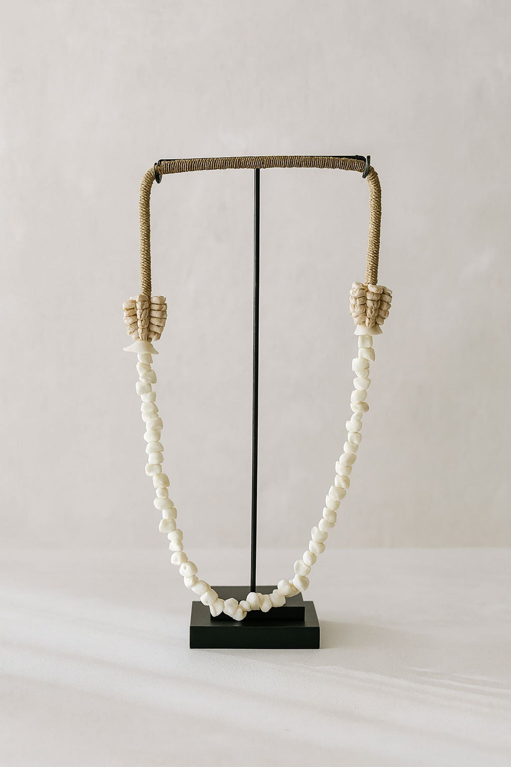 Dao - Collier De Coquillages Sur Socle - Metal