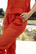 Le Pantalon Fanny En Dentelle Rouge Orangée