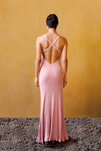 Robe en maille à fleurs crochetées – Rose, par la marque parisienne Phème Paris, designée à Paris, avec fleurs crochetées à la main, photographiée sur la côte du Sud de la France, silhouette fluide idéale pour les vacances et les cérémonies estivales.