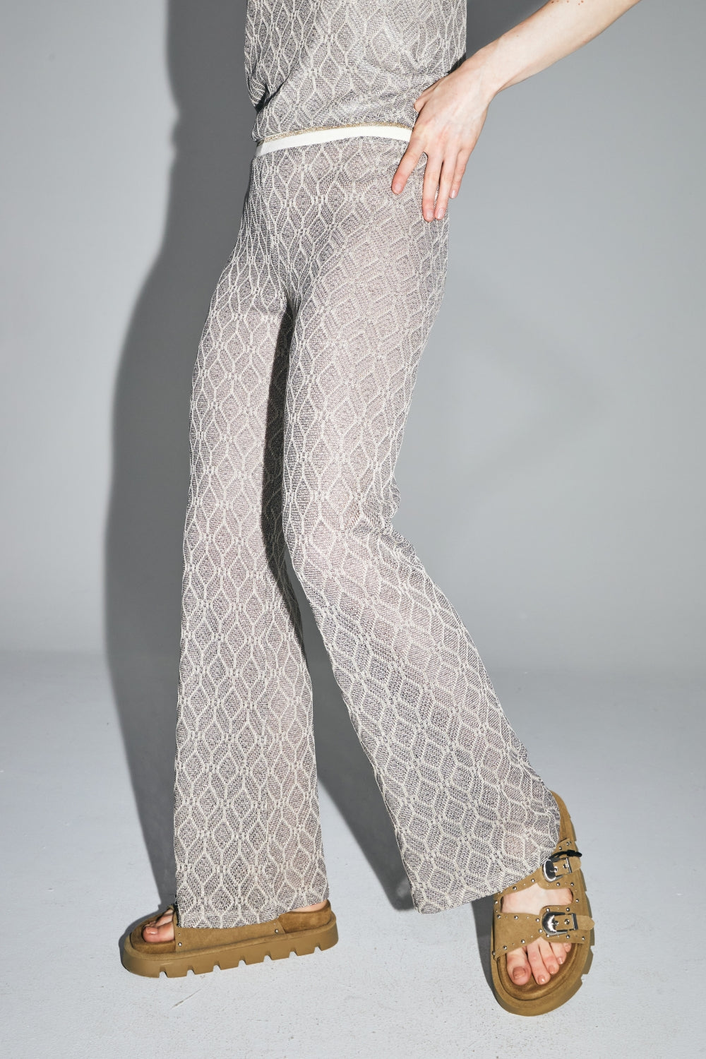 Le Pantalon Edwin Tricot Géo Ajouré Doré Noir Fabriqué En Italie