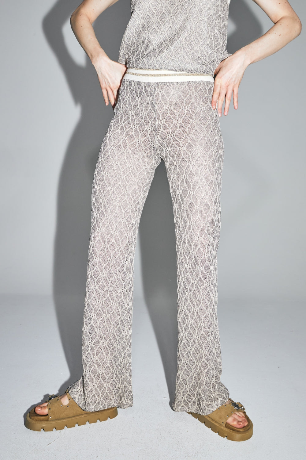Le Pantalon Edwin Tricot Géo Ajouré Doré Noir Fabriqué En Italie