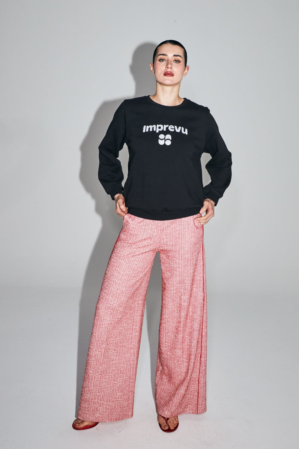 Le Sweatshirt Eddie Collège En Coton Organique Noir Fabriqué Au Portugal