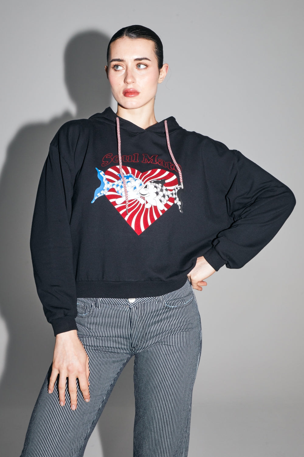 Le Sweatshirt A  Capuche Kira Soul Mate En Coton Organique Fabriqué Au Portugal