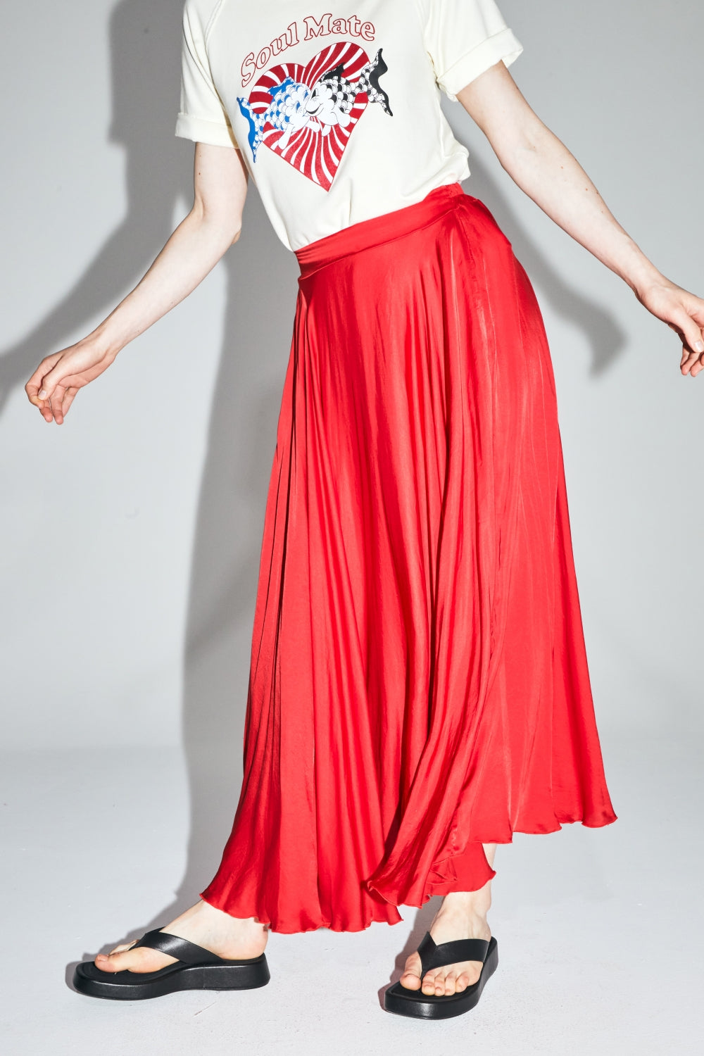 La Jupe Maxi Kelly En Viscose Satinée Rouge Fabriquée En Italie