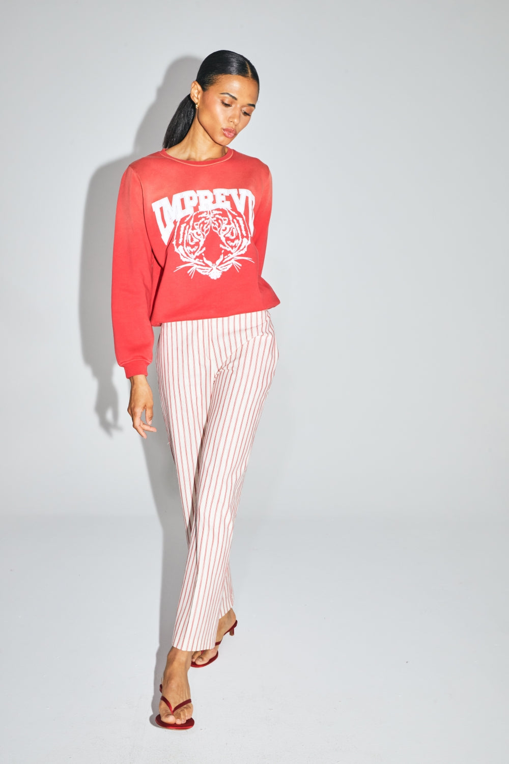 Le Pantalon Sacha En Coton A  Rayures Rouges Fabriqué En Italie