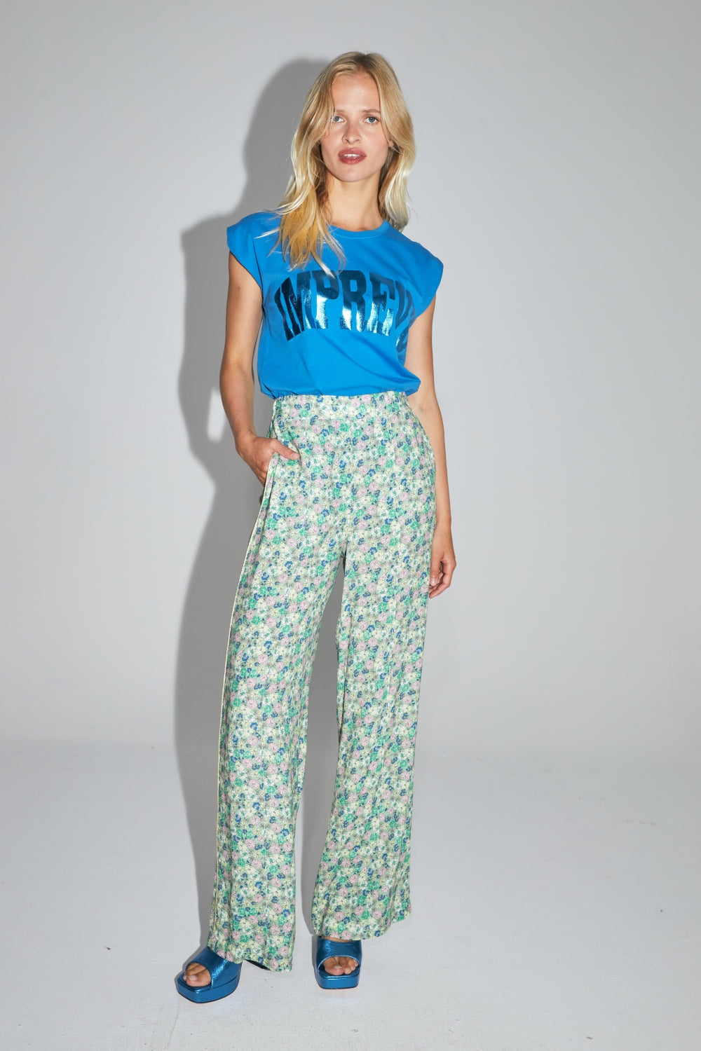 Le Pantalon Max Imprimé Gypsy Fleuri Rose Et Jaune Fabriqué En Italie
