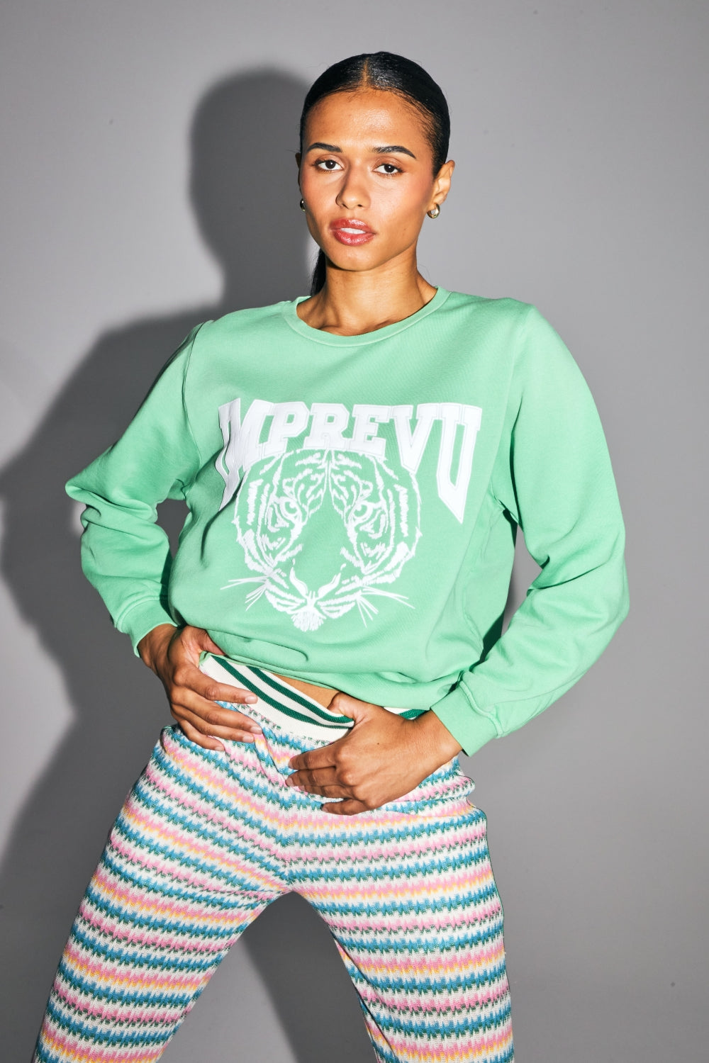 Le Sweatshirt Eddie Tiger En Coton Organique Vert Délavé Fabriqué Au Portugal