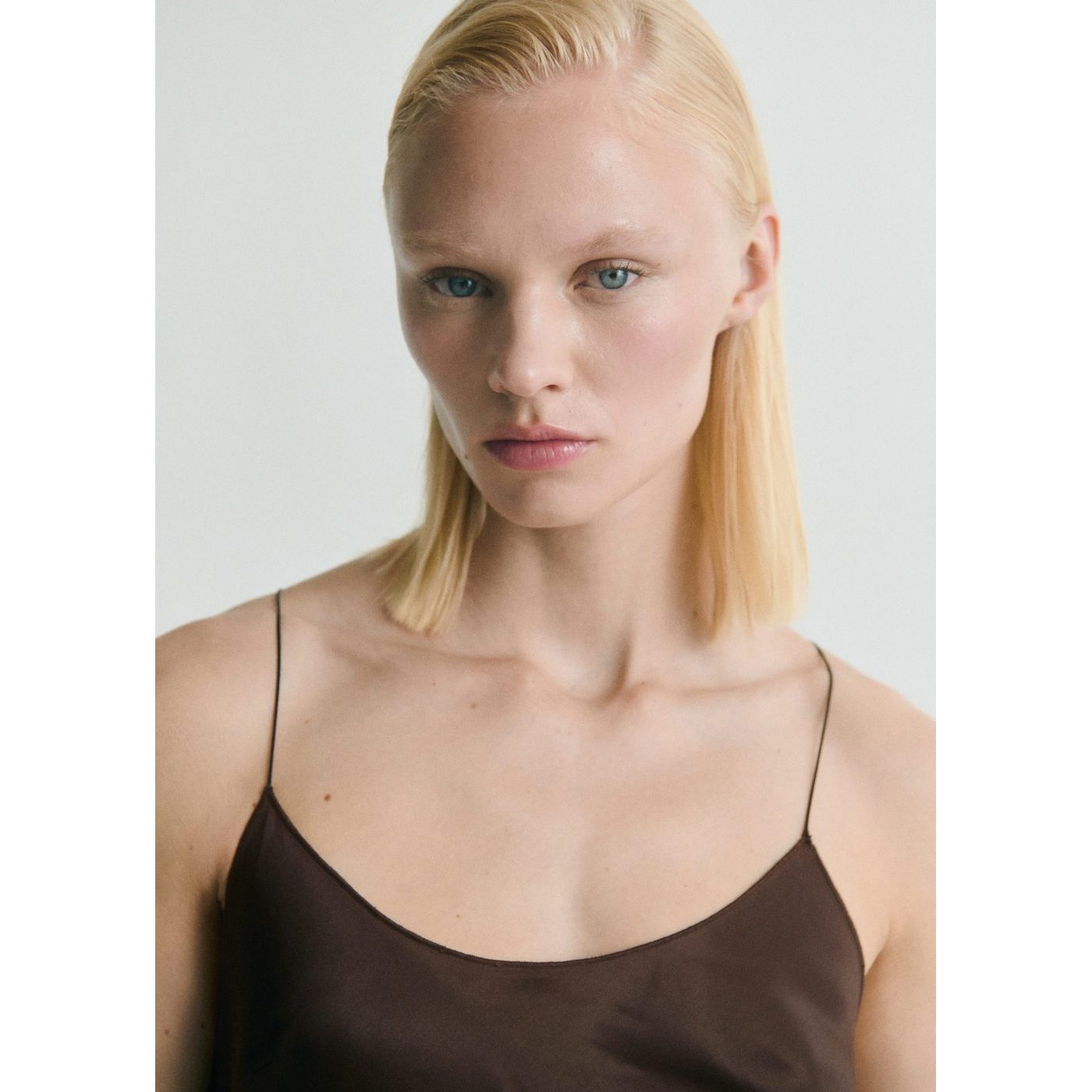 Robe Satinée Asymétrique À Franges
