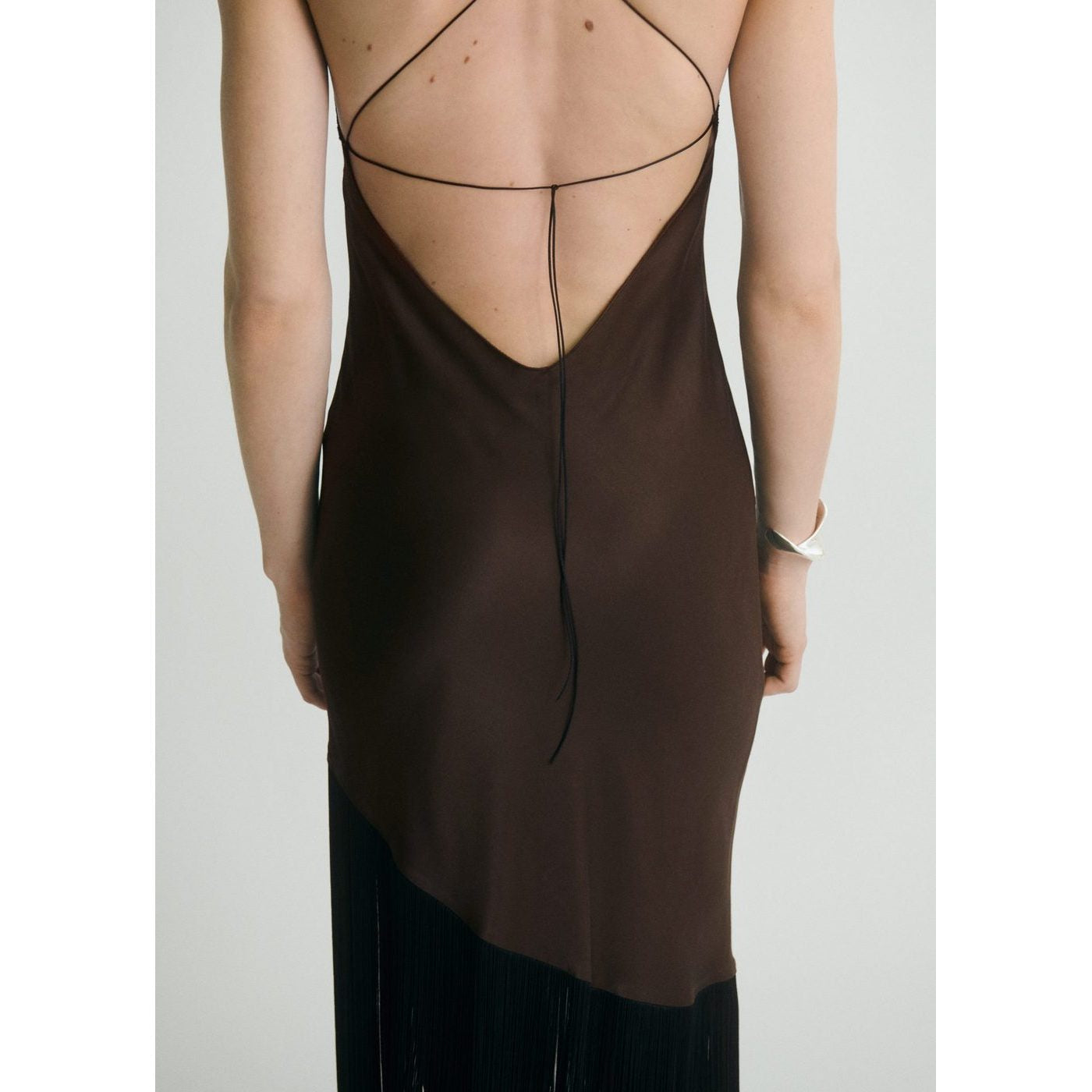 Robe Satinée Asymétrique À Franges