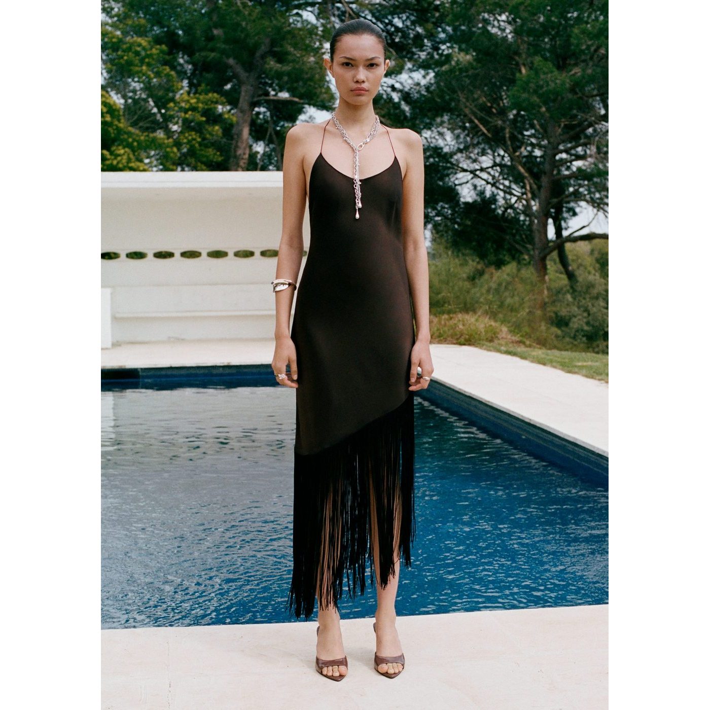 Robe Satinée Asymétrique À Franges