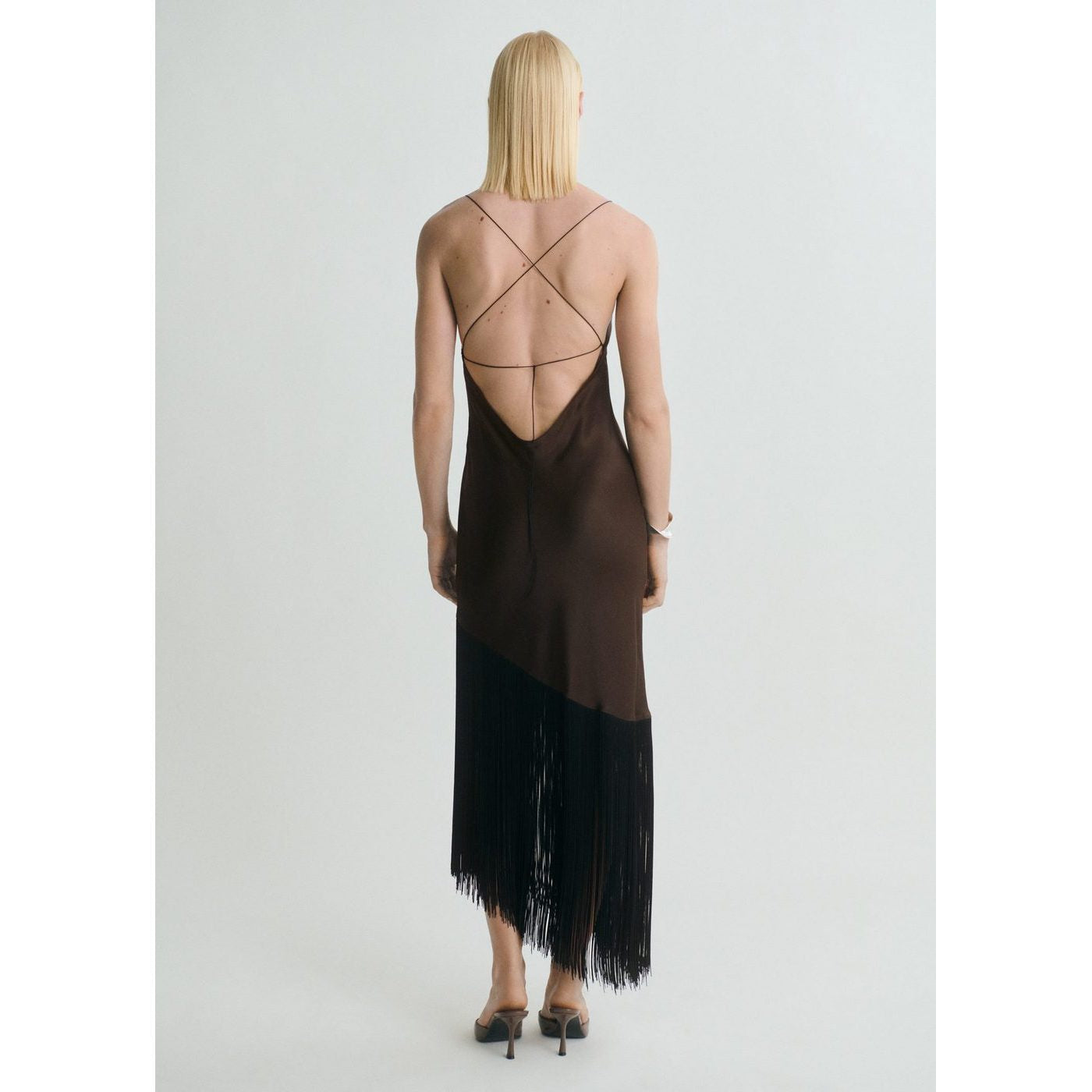 Robe Satinée Asymétrique À Franges