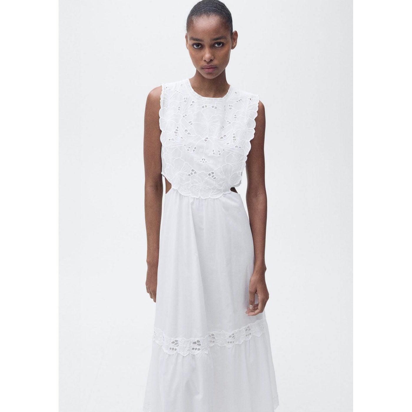 Robe Brodée Ouvertures Latérales