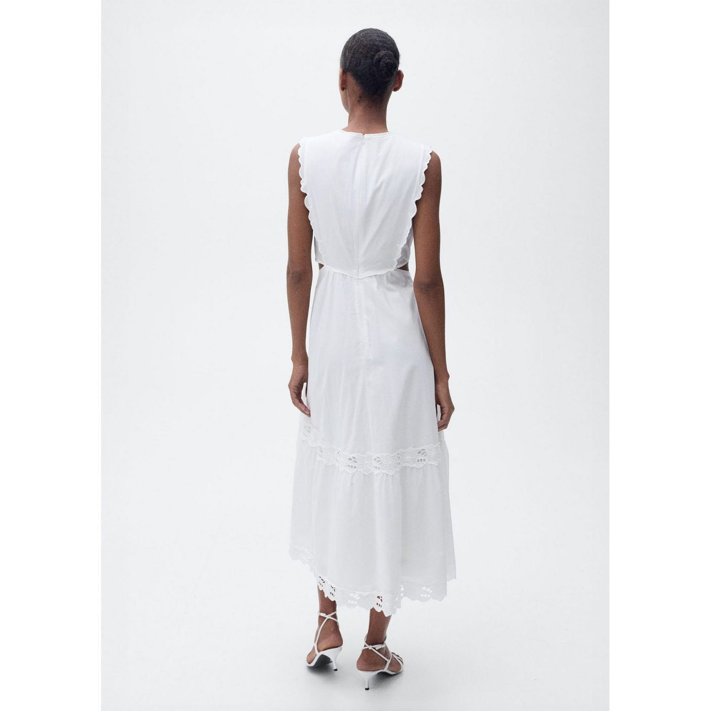 Robe Brodée Ouvertures Latérales