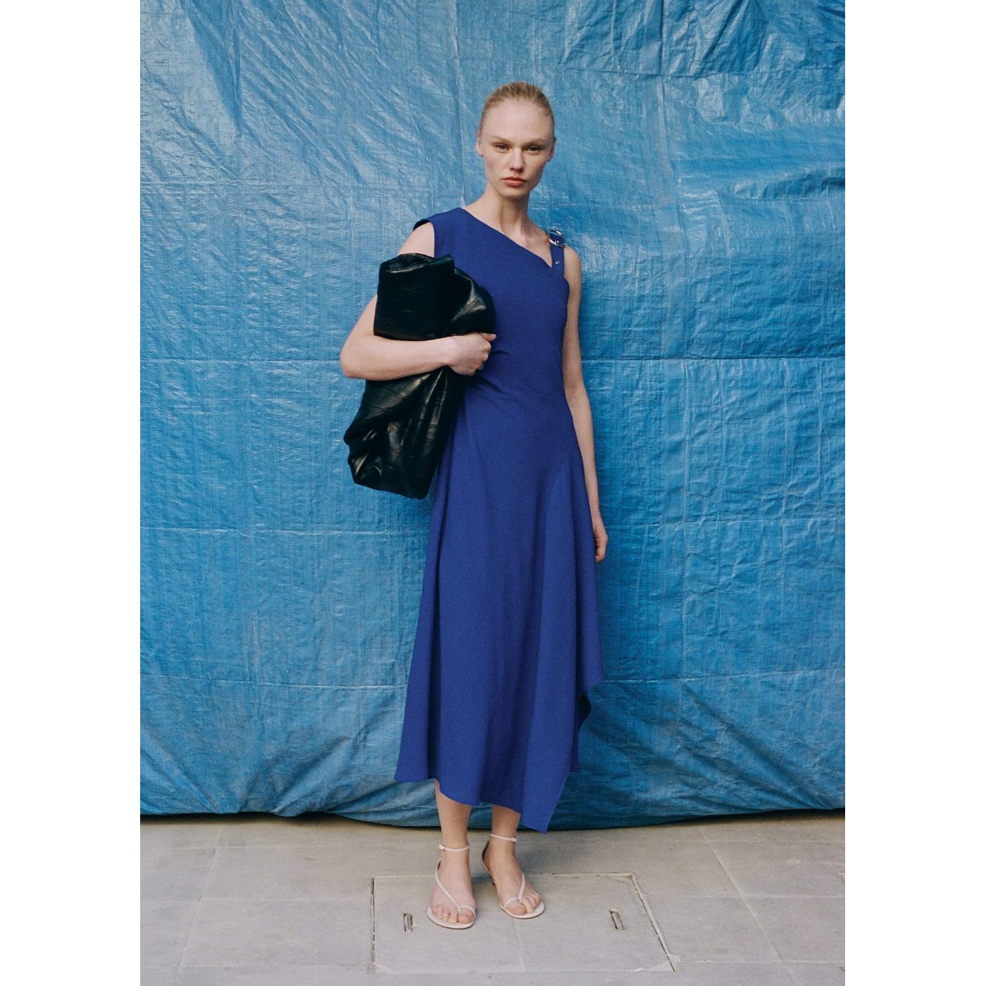 Robe Asymétrique À Bretelles Et Boucle