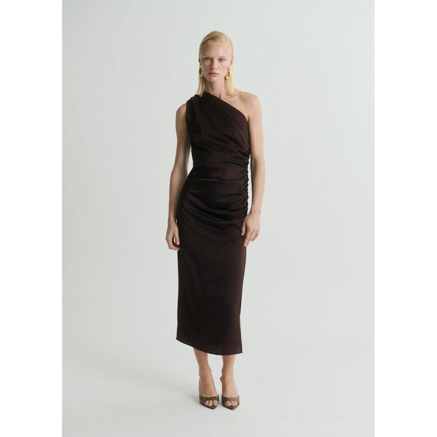 Robe Asymétrique Satinée Avec Fronce Latérale