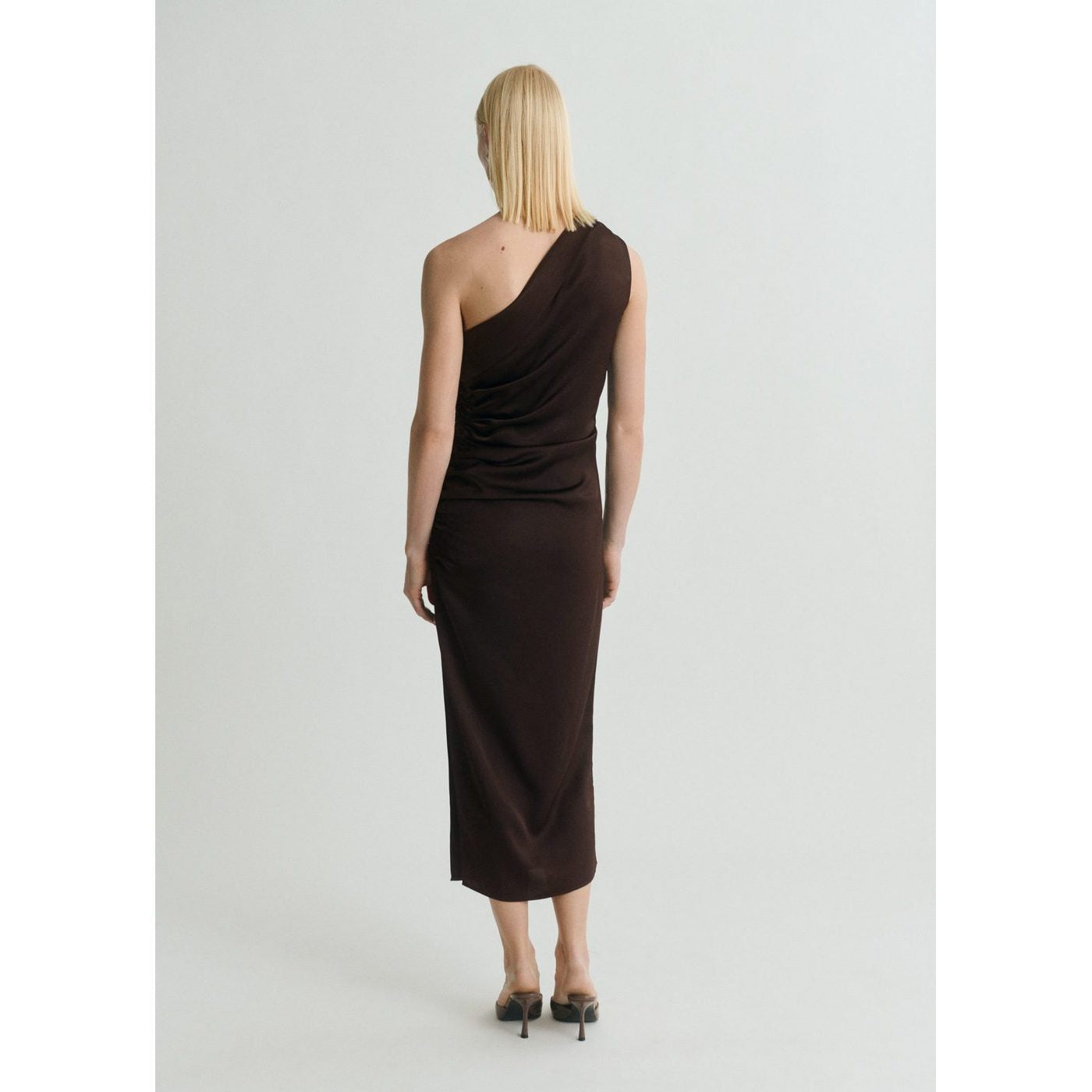 Robe Asymétrique Satinée Avec Fronce Latérale