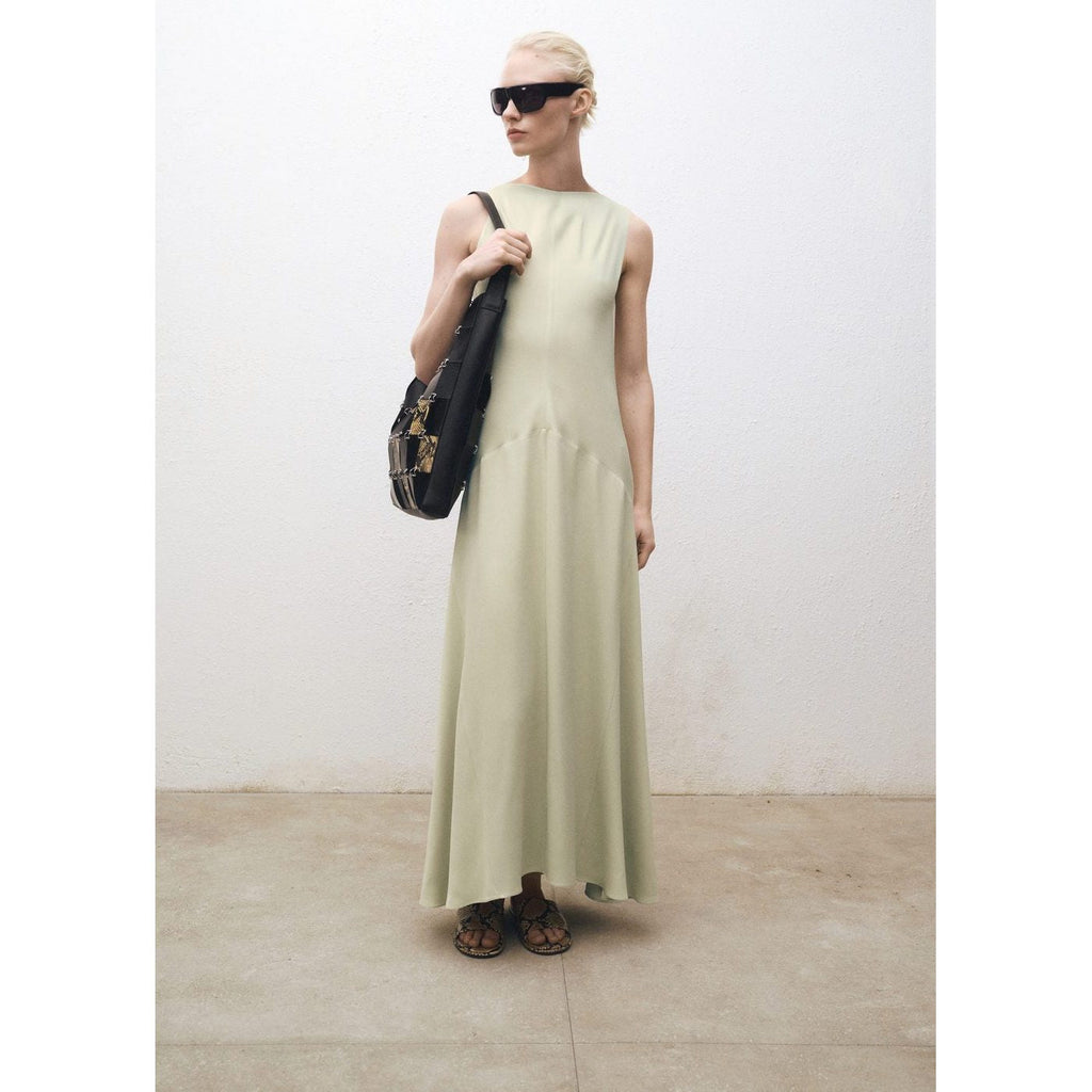 Robe Satinée Avec Ouverture Dans Le Dos