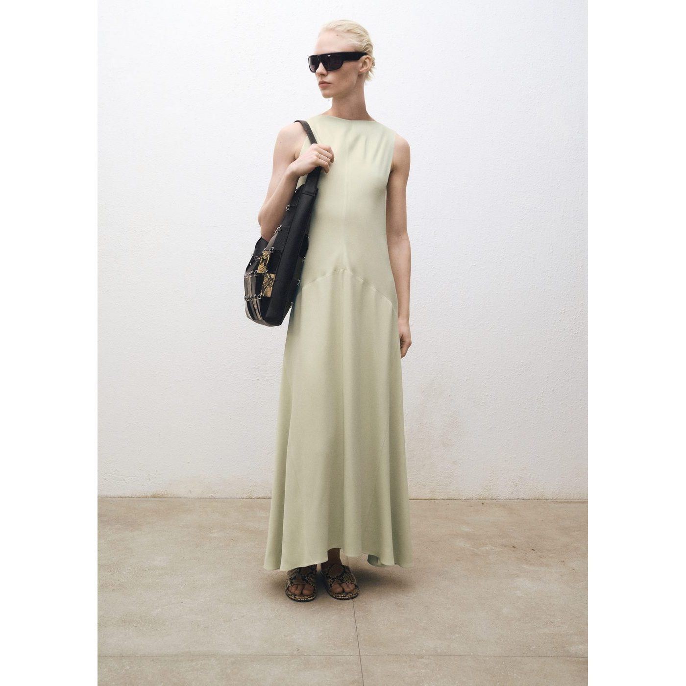 Robe Satinée Avec Ouverture Dans Le Dos