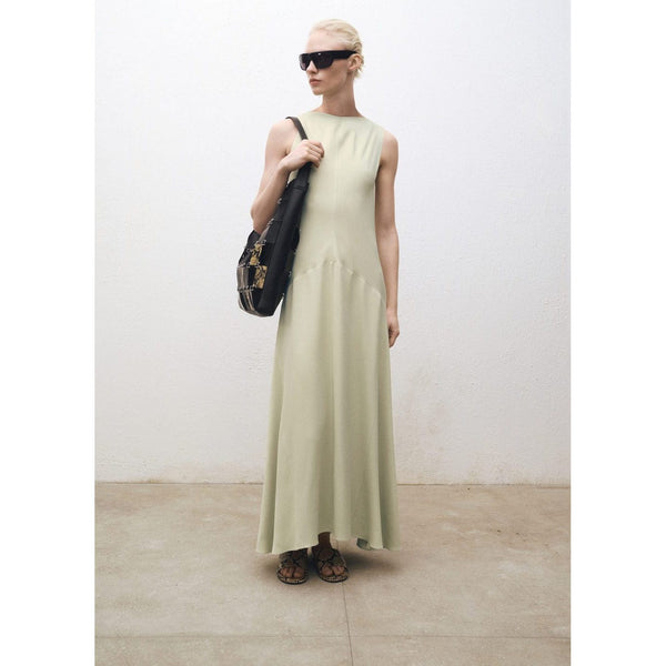 Robe Satinée Avec Ouverture Dans Le Dos