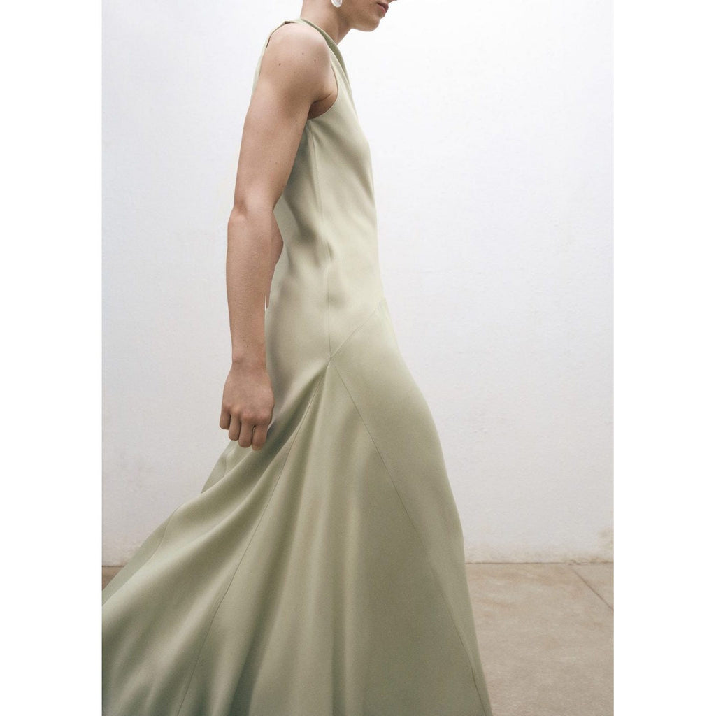 Robe Satinée Avec Ouverture Dans Le Dos