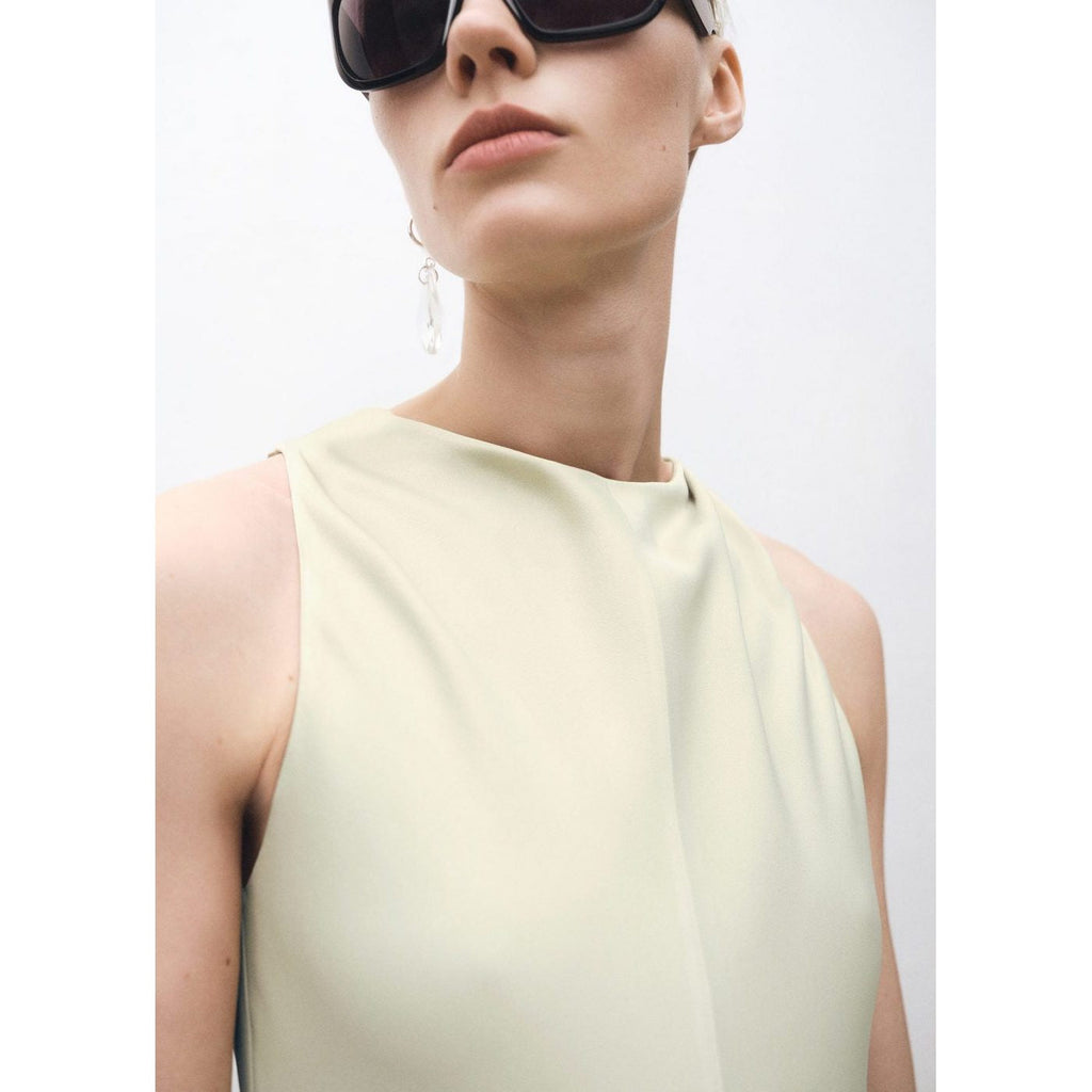 Robe Satinée Avec Ouverture Dans Le Dos