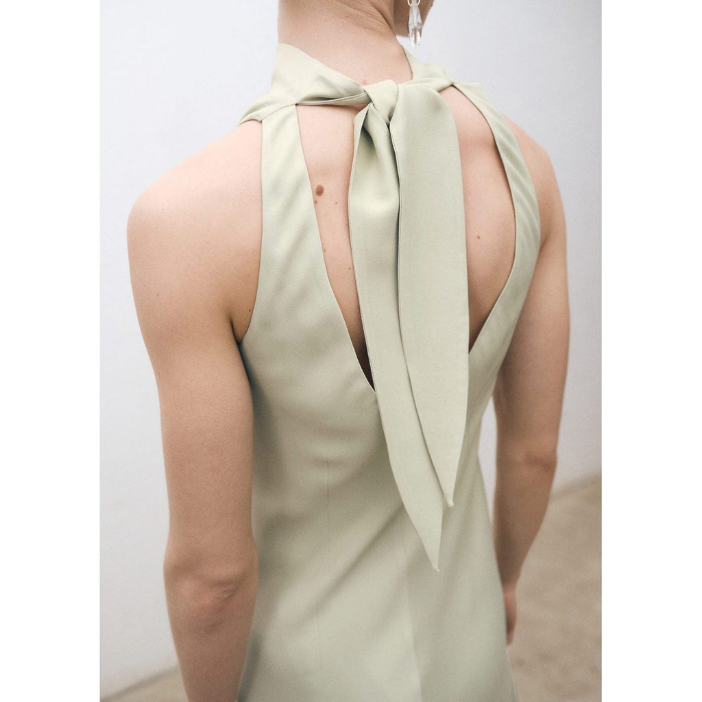 Robe Satinée Avec Ouverture Dans Le Dos