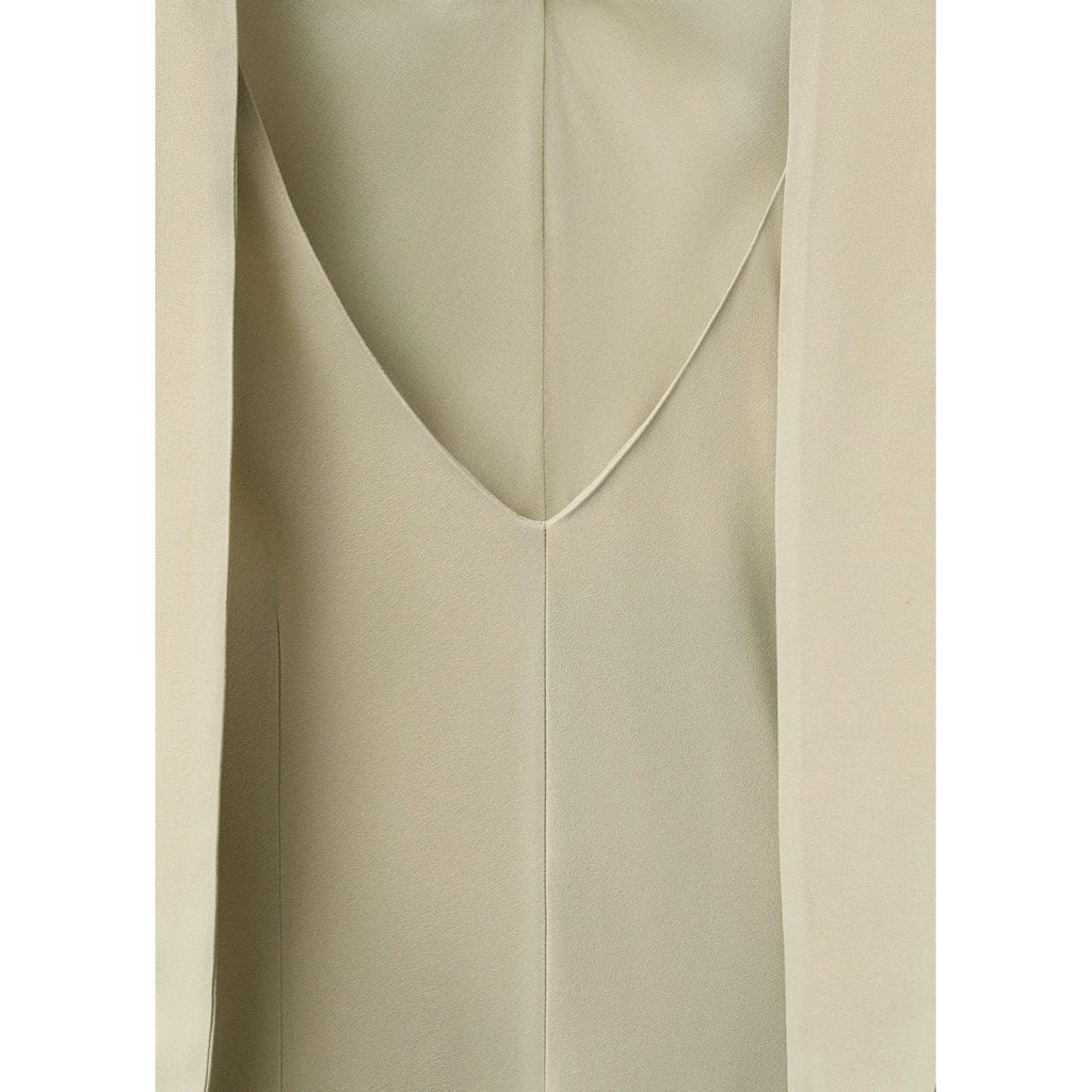 Robe Satinée Avec Ouverture Dans Le Dos