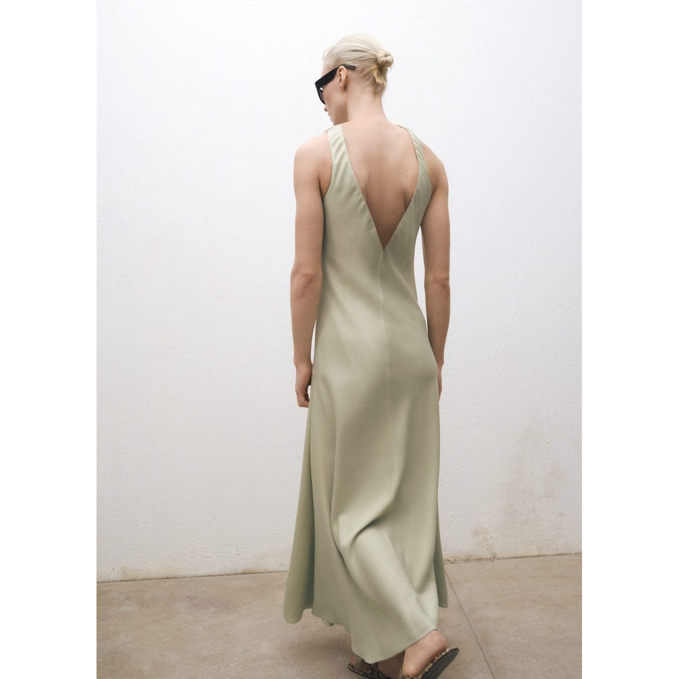 Robe Satinée Avec Ouverture Dans Le Dos