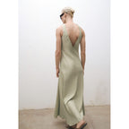 Robe Satinée Avec Ouverture Dans Le Dos