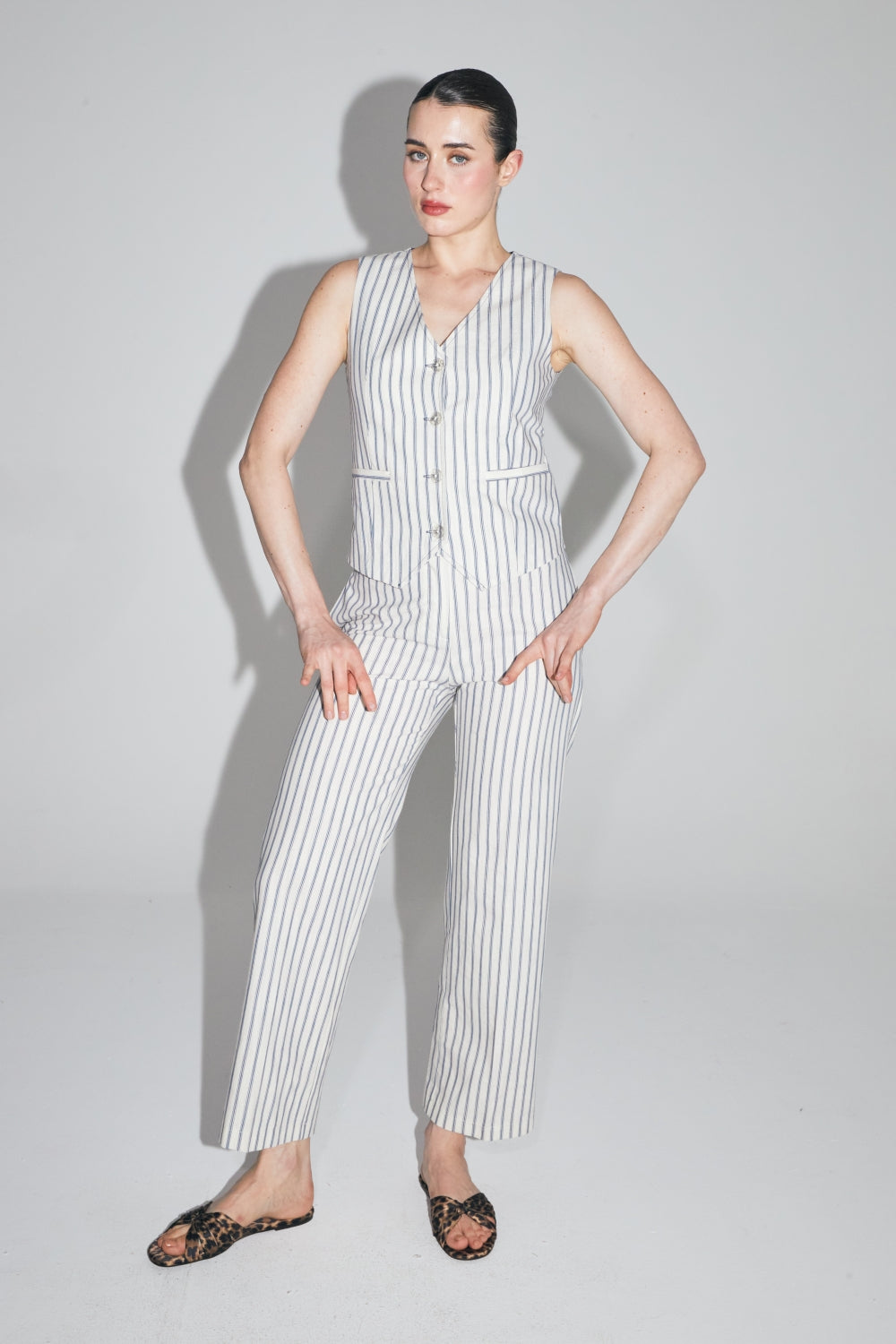 Le Pantalon Sacha En Coton A  Rayures Bleues Fabriqué En Italie