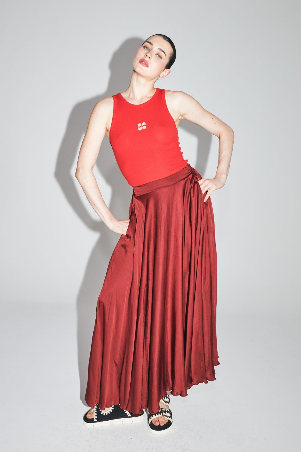 La Jupe Maxi Kelly En Viscose Satinée Merlot Fabriquée En Italie