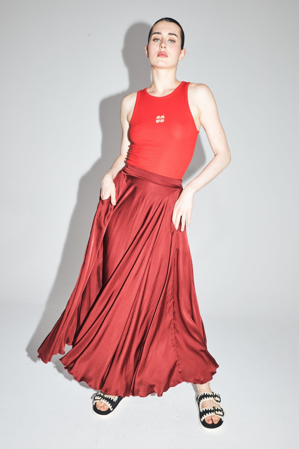 La Jupe Maxi Kelly En Viscose Satinée Merlot Fabriquée En Italie
