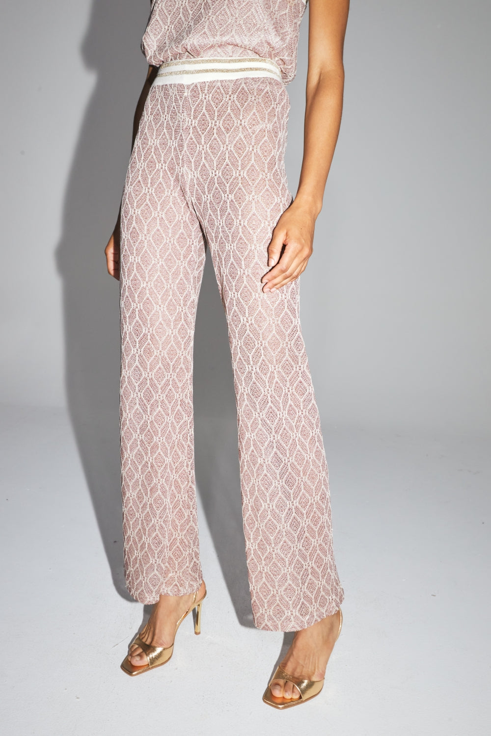 Le Pantalon Edwin Tricot Géo Ajouré Doré Bordeaux Fabriqué En Italie