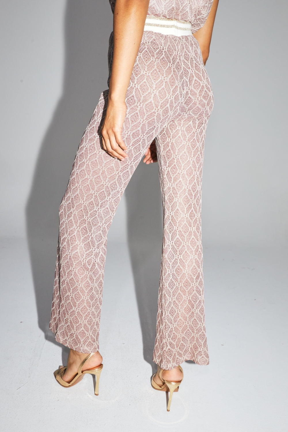 Le Pantalon Edwin Tricot Géo Ajouré Doré Bordeaux Fabriqué En Italie