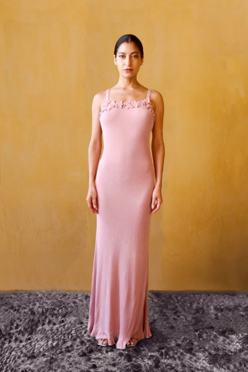 Robe en maille à fleurs crochetées – Rose, par la marque parisienne Phème Paris, designée à Paris, avec fleurs crochetées à la main, photographiée sur la côte du Sud de la France, silhouette fluide idéale pour les vacances et les cérémonies estivales.