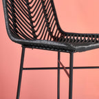 1073B-lot_de_2_tabourets_de_bar_en_rotin_et_metal_noirs-04.jpg