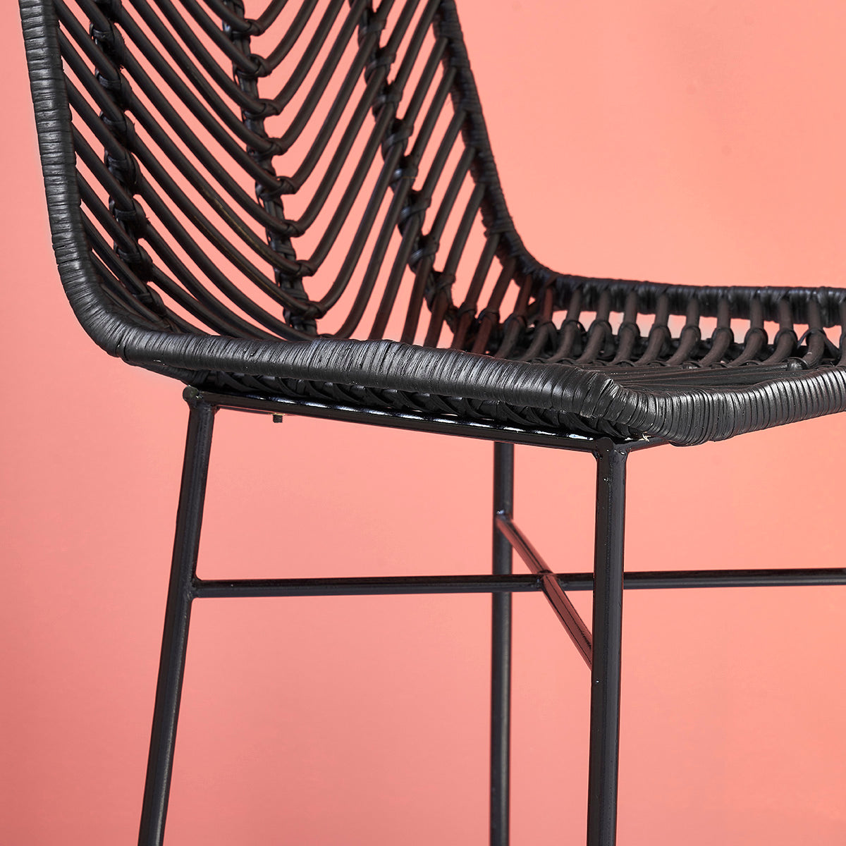 1073B-lot_de_2_tabourets_de_bar_en_rotin_et_metal_noirs-04.jpg