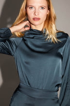 La Blouse Cléa Satin Viscose Strech Bleu Atlantique Fabriquée En Italie