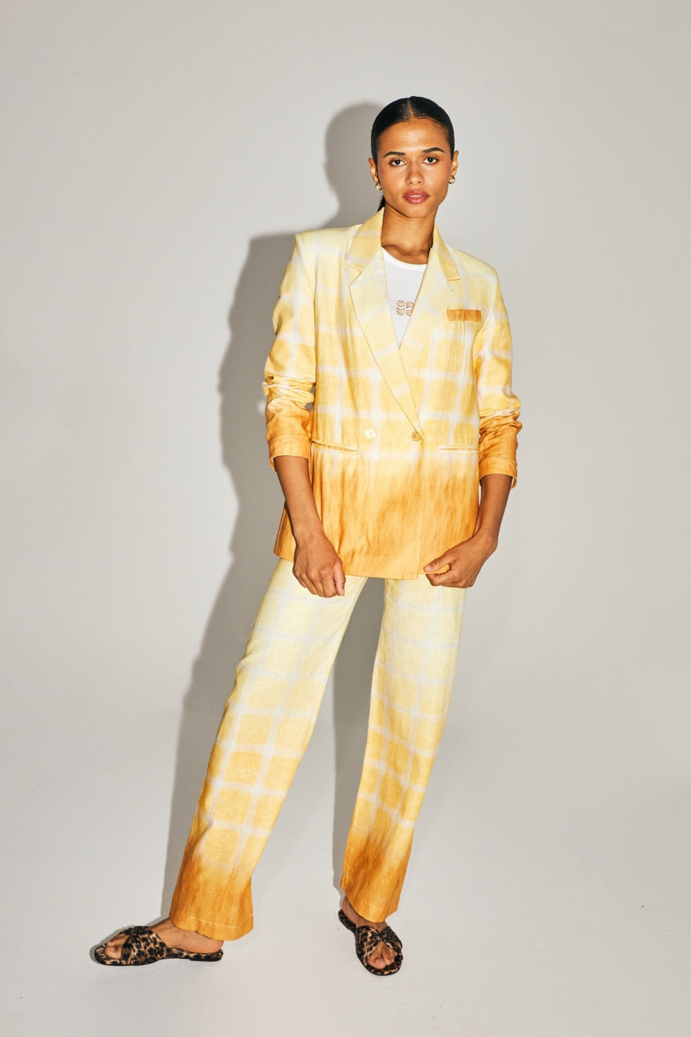 Le Pantalon Yves En Lin Aux Carreaux Tie And Dye Fabriqué En Italie