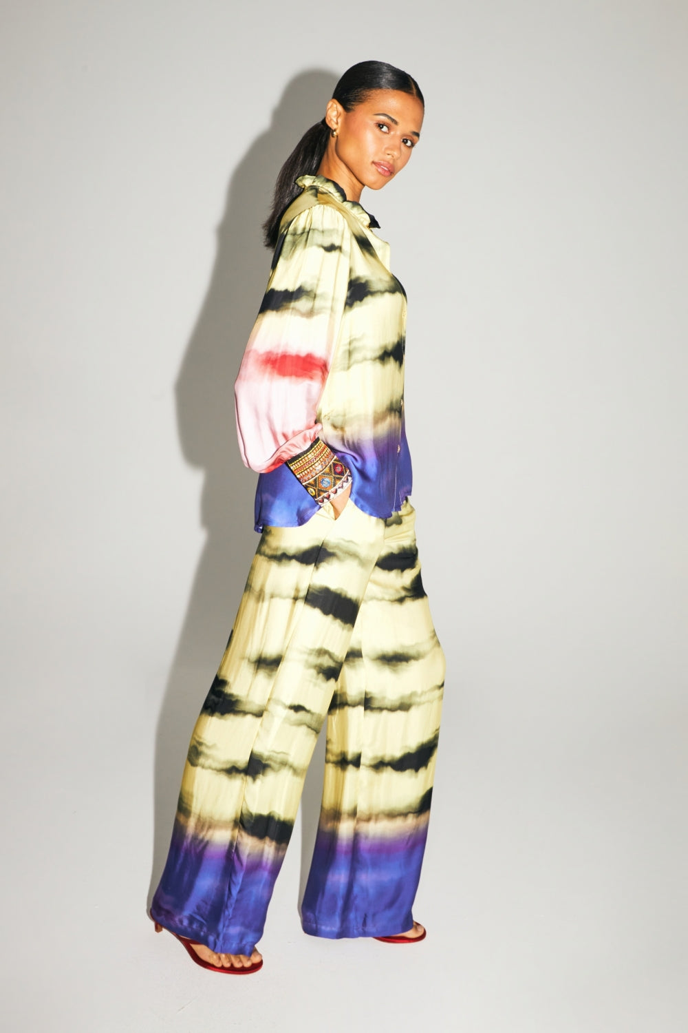 Le Pantalon Aurora Imprimé Funky Tie And Dye Fabriqué En Italie