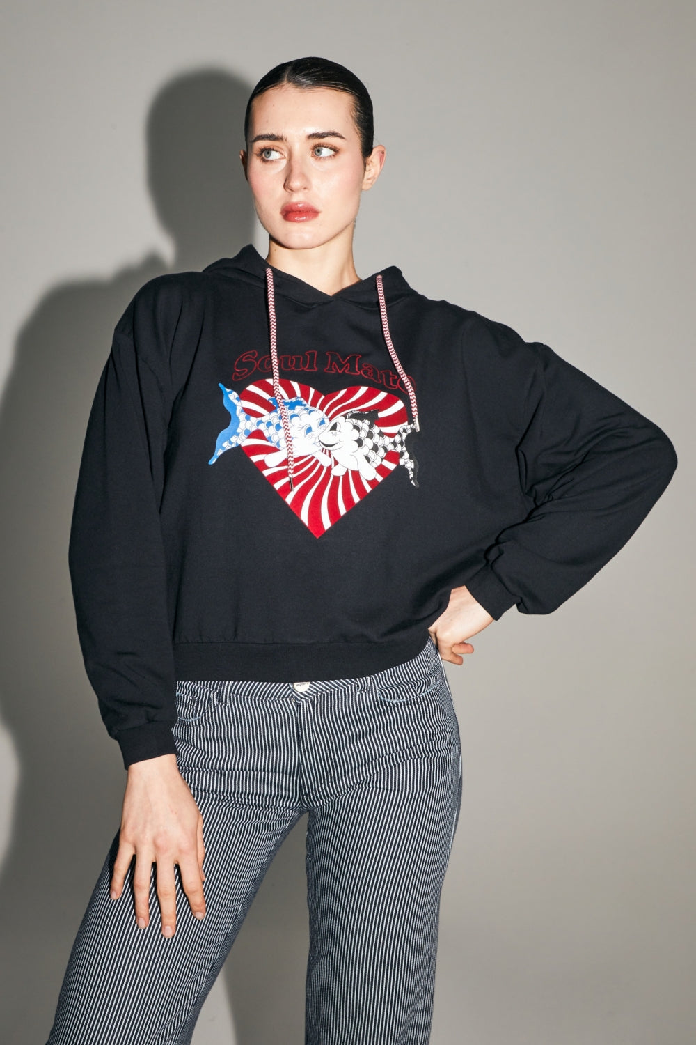 Le Sweatshirt A  Capuche Kira Soul Mate En Coton Organique Fabriqué Au Portugal