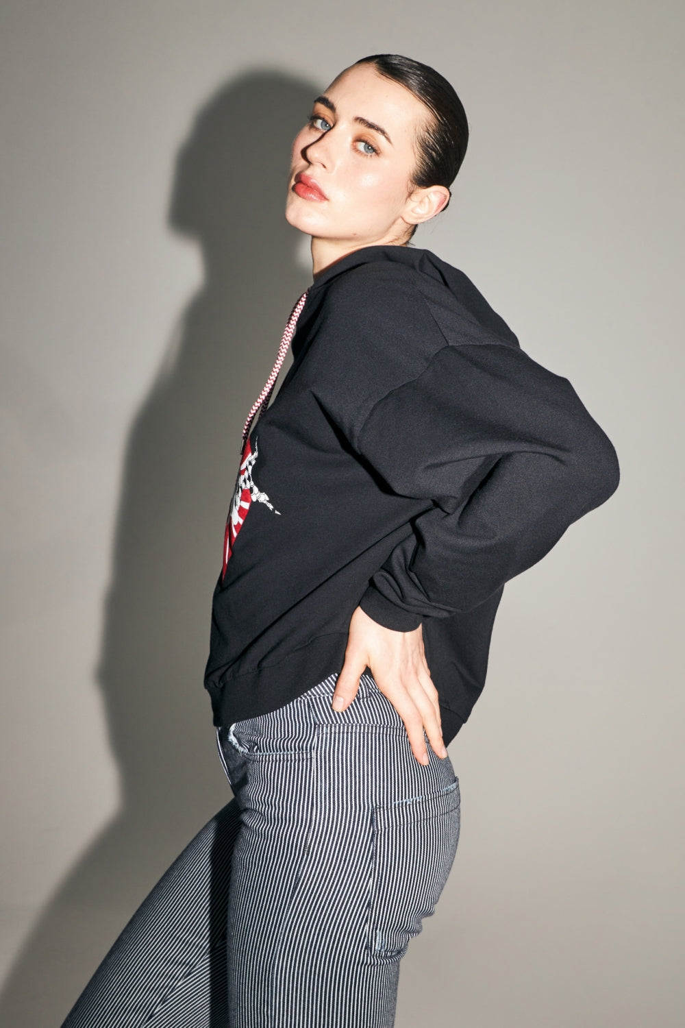 Le Sweatshirt A  Capuche Kira Soul Mate En Coton Organique Fabriqué Au Portugal