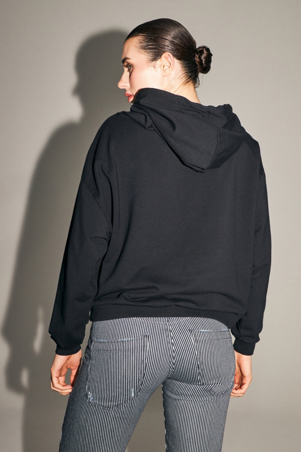 Le Sweatshirt A  Capuche Kira Soul Mate En Coton Organique Fabriqué Au Portugal