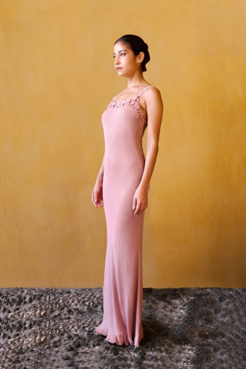 Robe en maille à fleurs crochetées – Rose, par la marque parisienne Phème Paris, designée à Paris, avec fleurs crochetées à la main, photographiée sur la côte du Sud de la France, silhouette fluide idéale pour les vacances et les cérémonies estivales.