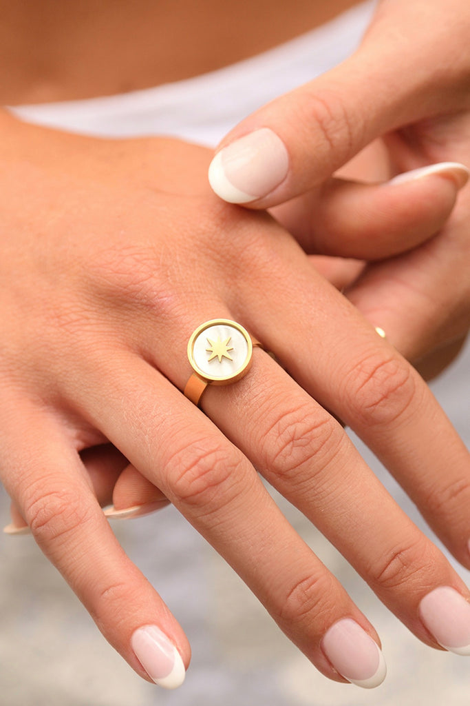 Bague Ajustable Raimanu En Résine Blanche - Laiton Doré