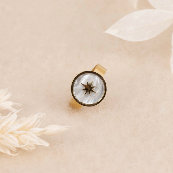Bague Ajustable Raimanu En Résine Blanche - Laiton Doré