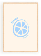 Affiche personnalisée Minimaliste Citron: illustration d'une tranche de citron bleue dans un cadre en bois. Nom Timéo et date 02.02.2024 en arc de cercle.