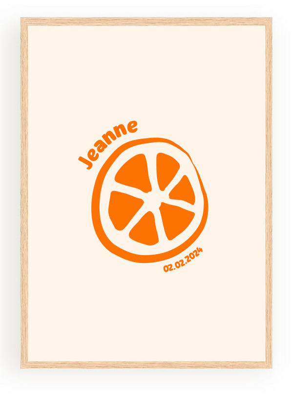Affiche personnalisée minimaliste citron orange avec nom "Jeanne" et date 02.02.2024, cadre en bois clair.