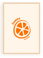 Affiche personnalisée minimaliste citron orange avec nom "Jeanne" et date 02.02.2024, cadre en bois clair.
